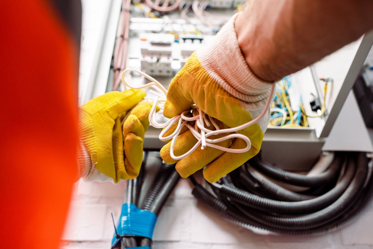 pracující elektrikář