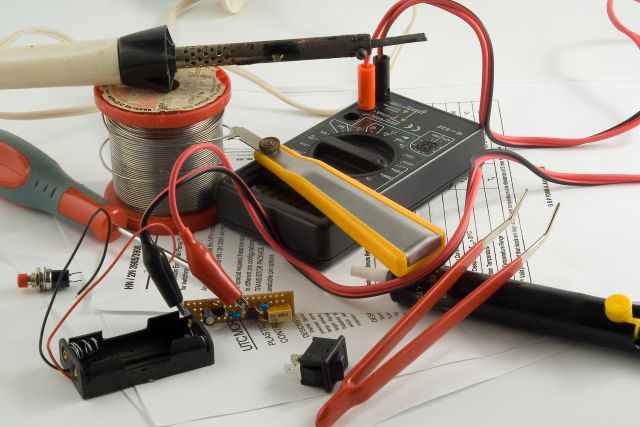 pracovní pomůcky elektrikáře